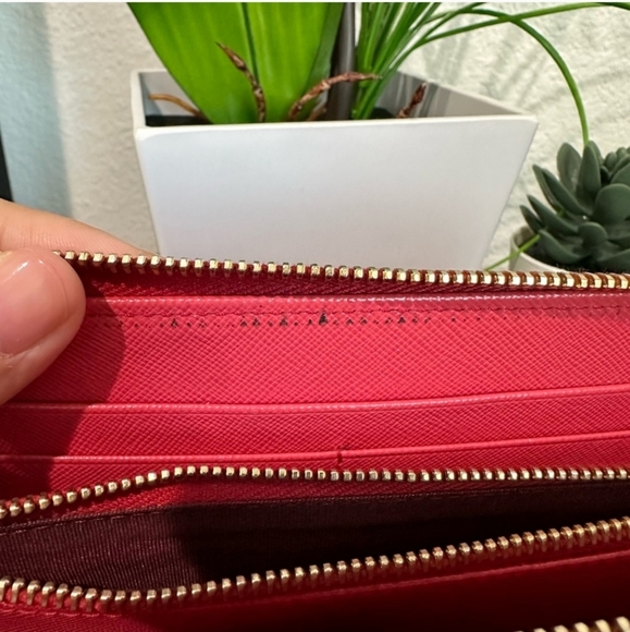 AUTH 🔥 PRADA  🎀 RIBBON SAFFIANO LEATHER ZIPPY WALLET W/ COA included. - Picture 6 of 10
